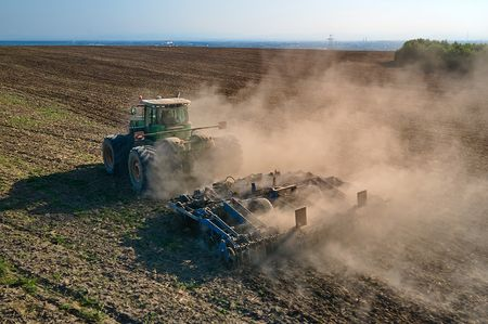 O rastro das máquinas pesadas: como a análise laboratorial indica a solução para a compactação do solo